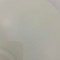 北欧より買い付けたLouis Poulsen社製「PH4」は、Poul Henningsenによる名作照明で、直径40cmの程よいサイズとアルミの軽やかな質感が魅力です。PH5と並ぶ人気を誇り、3枚シェード構造が光を柔らかく拡散し落ち着いた空間を演出します。経年の風合いも楽しめ、ダイニングやリビング、書斎や寝室まで幅広く活躍するビンテージ品です。