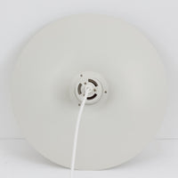 北欧より買い付けたLouis Poulsen社製「PH4」は、Poul Henningsenによる名作照明で、直径40cmの程よいサイズとアルミの軽やかな質感が魅力です。PH5と並ぶ人気を誇り、3枚シェード構造が光を柔らかく拡散し落ち着いた空間を演出します。経年の風合いも楽しめ、ダイニングやリビング、書斎や寝室まで幅広く活躍するビンテージ品です。