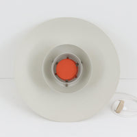 北欧より買い付けたLouis Poulsen社製「PH4」は、Poul Henningsenによる名作照明で、直径40cmの程よいサイズとアルミの軽やかな質感が魅力です。PH5と並ぶ人気を誇り、3枚シェード構造が光を柔らかく拡散し落ち着いた空間を演出します。経年の風合いも楽しめ、ダイニングやリビング、書斎や寝室まで幅広く活躍するビンテージ品です。