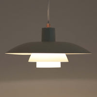北欧より買い付けたLouis Poulsen社製「PH4」は、Poul Henningsenによる名作照明で、直径40cmの程よいサイズとアルミの軽やかな質感が魅力です。PH5と並ぶ人気を誇り、3枚シェード構造が光を柔らかく拡散し落ち着いた空間を演出します。経年の風合いも楽しめ、ダイニングやリビング、書斎や寝室まで幅広く活躍するビンテージ品です。
