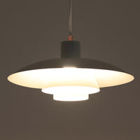 北欧より買い付けたLouis Poulsen社製「PH4」は、Poul Henningsenによる名作照明で、直径40cmの程よいサイズとアルミの軽やかな質感が魅力です。PH5と並ぶ人気を誇り、3枚シェード構造が光を柔らかく拡散し落ち着いた空間を演出します。経年の風合いも楽しめ、ダイニングやリビング、書斎や寝室まで幅広く活躍するビンテージ品です。