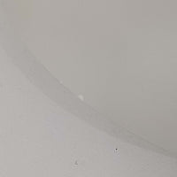 北欧より買い付けたLouis Poulsen社製「PH4」は、Poul Henningsenによる名作照明で、直径40cmの程よいサイズとアルミの軽やかな質感が魅力です。PH5と並ぶ人気を誇り、3枚シェード構造が光を柔らかく拡散し落ち着いた空間を演出します。経年の風合いも楽しめ、ダイニングやリビング、書斎や寝室まで幅広く活躍するビンテージ品です。