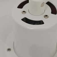 北欧より買い付けたLouis Poulsen社製「PH4」は、Poul Henningsenによる名作照明で、直径40cmの程よいサイズとアルミの軽やかな質感が魅力です。PH5と並ぶ人気を誇り、3枚シェード構造が光を柔らかく拡散し落ち着いた空間を演出します。経年の風合いも楽しめ、ダイニングやリビング、書斎や寝室まで幅広く活躍するビンテージ品です。