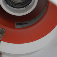 北欧より買い付けたLouis Poulsen社製「PH4」は、Poul Henningsenによる名作照明で、直径40cmの程よいサイズとアルミの軽やかな質感が魅力です。PH5と並ぶ人気を誇り、3枚シェード構造が光を柔らかく拡散し落ち着いた空間を演出します。経年の風合いも楽しめ、ダイニングやリビング、書斎や寝室まで幅広く活躍するビンテージ品です。