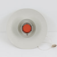 北欧より買い付けたLouis Poulsen社製「PH4」は、Poul Henningsenによる名作照明で、直径40cmの程よいサイズとアルミの軽やかな質感が魅力です。PH5と並ぶ人気を誇り、3枚シェード構造が光を柔らかく拡散し落ち着いた空間を演出します。経年の風合いも楽しめ、ダイニングやリビング、書斎や寝室まで幅広く活躍するビンテージ品です。