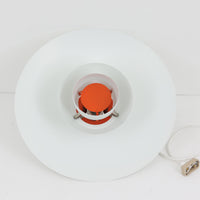 北欧より買い付けたLouis Poulsen社製「PH4」は、Poul Henningsenによる名作照明で、直径40cmの程よいサイズとアルミの軽やかな質感が魅力です。PH5と並ぶ人気を誇り、3枚シェード構造が光を柔らかく拡散し落ち着いた空間を演出します。経年の風合いも楽しめ、ダイニングやリビング、書斎や寝室まで幅広く活躍するビンテージ品です。