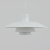 北欧より買い付けたLouis Poulsen社製「PH4」は、Poul Henningsenによる名作照明で、直径40cmの程よいサイズとアルミの軽やかな質感が魅力です。PH5と並ぶ人気を誇り、3枚シェード構造が光を柔らかく拡散し落ち着いた空間を演出します。経年の風合いも楽しめ、ダイニングやリビング、書斎や寝室まで幅広く活躍するビンテージ品です。