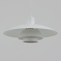 北欧より買い付けたLouis Poulsen社製「PH4」は、Poul Henningsenによる名作照明で、直径40cmの程よいサイズとアルミの軽やかな質感が魅力です。PH5と並ぶ人気を誇り、3枚シェード構造が光を柔らかく拡散し落ち着いた空間を演出します。経年の風合いも楽しめ、ダイニングやリビング、書斎や寝室まで幅広く活躍するビンテージ品です。