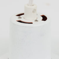 北欧より買い付けたLouis Poulsen社製「PH4」は、Poul Henningsenによる名作照明で、直径40cmの程よいサイズとアルミの軽やかな質感が魅力です。PH5と並ぶ人気を誇り、3枚シェード構造が光を柔らかく拡散し落ち着いた空間を演出します。経年の風合いも楽しめ、ダイニングやリビング、書斎や寝室まで幅広く活躍するビンテージ品です。