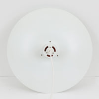 北欧より買い付けたLouis Poulsen社製「PH4」は、Poul Henningsenによる名作照明で、直径40cmの程よいサイズとアルミの軽やかな質感が魅力です。PH5と並ぶ人気を誇り、3枚シェード構造が光を柔らかく拡散し落ち着いた空間を演出します。経年の風合いも楽しめ、ダイニングやリビング、書斎や寝室まで幅広く活躍するビンテージ品です。