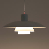 北欧より買い付けたLouis Poulsen社製「PH4」は、Poul Henningsenによる名作照明で、直径40cmの程よいサイズとアルミの軽やかな質感が魅力です。PH5と並ぶ人気を誇り、3枚シェード構造が光を柔らかく拡散し落ち着いた空間を演出します。経年の風合いも楽しめ、ダイニングやリビング、書斎や寝室まで幅広く活躍するビンテージ品です。