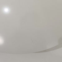 北欧より買い付けたLouis Poulsen社製「PH4」は、Poul Henningsenによる名作照明で、直径40cmの程よいサイズとアルミの軽やかな質感が魅力です。PH5と並ぶ人気を誇り、3枚シェード構造が光を柔らかく拡散し落ち着いた空間を演出します。経年の風合いも楽しめ、ダイニングやリビング、書斎や寝室まで幅広く活躍するビンテージ品です。