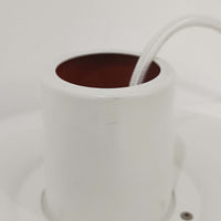 北欧より買い付けたLouis Poulsen社製「PH4」は、Poul Henningsenによる名作照明で、直径40cmの程よいサイズとアルミの軽やかな質感が魅力です。PH5と並ぶ人気を誇り、3枚シェード構造が光を柔らかく拡散し落ち着いた空間を演出します。経年の風合いも楽しめ、ダイニングやリビング、書斎や寝室まで幅広く活躍するビンテージ品です。