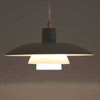 北欧より買い付けたLouis Poulsen社製「PH4」は、Poul Henningsenによる名作照明で、直径40cmの程よいサイズとアルミの軽やかな質感が魅力です。PH5と並ぶ人気を誇り、3枚シェード構造が光を柔らかく拡散し落ち着いた空間を演出します。経年の風合いも楽しめ、ダイニングやリビング、書斎や寝室まで幅広く活躍するビンテージ品です。