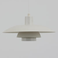 北欧より買い付けたLouis Poulsen社製「PH4」は、Poul Henningsenによる名作照明で、直径40cmの程よいサイズとアルミの軽やかな質感が魅力です。PH5と並ぶ人気を誇り、3枚シェード構造が光を柔らかく拡散し落ち着いた空間を演出します。経年の風合いも楽しめ、ダイニングやリビング、書斎や寝室まで幅広く活躍するビンテージ品です。