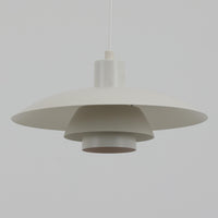 北欧より買い付けたLouis Poulsen社製「PH4」は、Poul Henningsenによる名作照明で、直径40cmの程よいサイズとアルミの軽やかな質感が魅力です。PH5と並ぶ人気を誇り、3枚シェード構造が光を柔らかく拡散し落ち着いた空間を演出します。経年の風合いも楽しめ、ダイニングやリビング、書斎や寝室まで幅広く活躍するビンテージ品です。