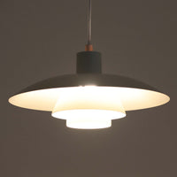 北欧より買い付けたLouis Poulsen社製「PH4」は、Poul Henningsenによる名作照明で、直径40cmの程よいサイズとアルミの軽やかな質感が魅力です。PH5と並ぶ人気を誇り、3枚シェード構造が光を柔らかく拡散し落ち着いた空間を演出します。経年の風合いも楽しめ、ダイニングやリビング、書斎や寝室まで幅広く活躍するビンテージ品です。