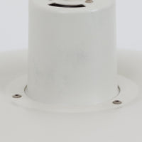 北欧より買い付けたLouis Poulsen社製「PH4」は、Poul Henningsenによる名作照明で、直径40cmの程よいサイズとアルミの軽やかな質感が魅力です。PH5と並ぶ人気を誇り、3枚シェード構造が光を柔らかく拡散し落ち着いた空間を演出します。経年の風合いも楽しめ、ダイニングやリビング、書斎や寝室まで幅広く活躍するビンテージ品です。