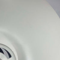 北欧より買い付けたLouis Poulsen社製「PH4」は、Poul Henningsenによる名作照明で、直径40cmの程よいサイズとアルミの軽やかな質感が魅力です。PH5と並ぶ人気を誇り、3枚シェード構造が光を柔らかく拡散し落ち着いた空間を演出します。経年の風合いも楽しめ、ダイニングやリビング、書斎や寝室まで幅広く活躍するビンテージ品です。