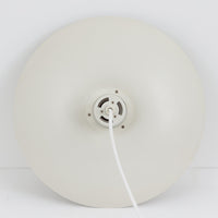 北欧より買い付けたLouis Poulsen社製「PH4」は、Poul Henningsenによる名作照明で、直径40cmの程よいサイズとアルミの軽やかな質感が魅力です。PH5と並ぶ人気を誇り、3枚シェード構造が光を柔らかく拡散し落ち着いた空間を演出します。経年の風合いも楽しめ、ダイニングやリビング、書斎や寝室まで幅広く活躍するビンテージ品です。