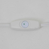 Nils Thorssonがデザインし、Royal Copenhagen社から発表された「BACA」シリーズのテーブルランプは、高さ38cmのバランスの取れたサイズ感で、北欧ビンテージらしい存在感を放ちます。陶磁器製のベースには細やかな装飾模様が施され、グラフィカルでありながら落ち着いた色調が空間に洗練された雰囲気を添えます。リネンシェードを透過する柔らかな光が温もりを演出し、リビングやベッドサイドに最適です。年月を経て深みを増した質感と工芸的な美しさを楽しめる一点物です。