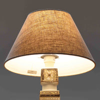 Nils Thorssonがデザインし、Royal Copenhagen社から発表された「BACA」シリーズのテーブルランプは、高さ38cmのバランスの取れたサイズ感で、北欧ビンテージらしい存在感を放ちます。陶磁器製のベースには細やかな装飾模様が施され、グラフィカルでありながら落ち着いた色調が空間に洗練された雰囲気を添えます。リネンシェードを透過する柔らかな光が温もりを演出し、リビングやベッドサイドに最適です。年月を経て深みを増した質感と工芸的な美しさを楽しめる一点物です。