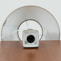 Nils Thorssonがデザインし、Royal Copenhagen社から発表された「BACA」シリーズのテーブルランプは、高さ38cmのバランスの取れたサイズ感で、北欧ビンテージらしい存在感を放ちます。陶磁器製のベースには細やかな装飾模様が施され、グラフィカルでありながら落ち着いた色調が空間に洗練された雰囲気を添えます。リネンシェードを透過する柔らかな光が温もりを演出し、リビングやベッドサイドに最適です。年月を経て深みを増した質感と工芸的な美しさを楽しめる一点物です。