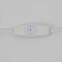 Nils Thorssonがデザインし、Royal Copenhagen社から発表された「BACA」シリーズのテーブルランプは、高さ38cmのバランスの取れたサイズ感で、北欧ビンテージらしい存在感を放ちます。陶磁器製のベースには細やかな装飾模様が施され、グラフィカルでありながら落ち着いた色調が空間に洗練された雰囲気を添えます。リネンシェードを透過する柔らかな光が温もりを演出し、リビングやベッドサイドに最適です。年月を経て深みを増した質感と工芸的な美しさを楽しめる一点物です。