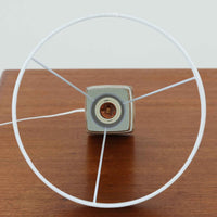 Nils Thorssonがデザインし、Royal Copenhagen社から発表されたBACAシリーズのこちらのテーブルランプは、高さ50cmと大きめのサイズで空間に存在感を放ちます。陶磁器製のベースにはトールソンならではの幾何学的かつ装飾的なパターンが施され、芸術性とクラフト感が融合した独特の魅力を漂わせています。リネンシェードを通した柔らかな光はリビングやベッドサイドに落ち着きをもたらし、ビンテージならではの経年の深みが一点物としての価値を高めています。