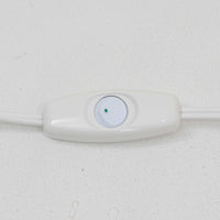 Nils Thorssonがデザインし、Royal Copenhagen社から発表されたBACAシリーズのこちらのテーブルランプは、高さ50cmと大きめのサイズで空間に存在感を放ちます。陶磁器製のベースにはトールソンならではの幾何学的かつ装飾的なパターンが施され、芸術性とクラフト感が融合した独特の魅力を漂わせています。リネンシェードを通した柔らかな光はリビングやベッドサイドに落ち着きをもたらし、ビンテージならではの経年の深みが一点物としての価値を高めています。