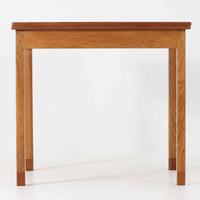 Borge Mogensen(ボーエ・モーエンセン)がSoborgのために手掛けた「Folding table」は、チーク材の天板とオーク材の脚部を組み合わせた温かみある佇まいが魅力のダイニングテーブルで、中央の蝶番を開閉して幅80~120cmへと柔軟に調整できる構造が特徴です。内部にはモーエンセン家具らしい実用性を備えた収納スペースが設けられ、ゲームテーブルとして親しまれてきた背景を感じさせます。経年により深まった木肌の風合いがビンテージならではの味わいをまとい、ダイニングやワークスペースのサブテーブルとしても多用途に活躍する一台です。また、裏面には「SKM」の刻印が確認でき、スウェーデン軍(Svenska KrigsMakten)の備品として使用されていたことを示しています。