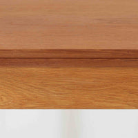 Borge Mogensen(ボーエ・モーエンセン)がSoborgのために手掛けた「Folding table」は、チーク材の天板とオーク材の脚部を組み合わせた温かみある佇まいが魅力のダイニングテーブルで、中央の蝶番を開閉して幅80~120cmへと柔軟に調整できる構造が特徴です。内部にはモーエンセン家具らしい実用性を備えた収納スペースが設けられ、ゲームテーブルとして親しまれてきた背景を感じさせます。経年により深まった木肌の風合いがビンテージならではの味わいをまとい、ダイニングやワークスペースのサブテーブルとしても多用途に活躍する一台です。また、裏面には「SKM」の刻印が確認でき、スウェーデン軍(Svenska KrigsMakten)の備品として使用されていたことを示しています。