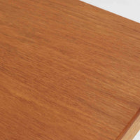 Borge Mogensen(ボーエ・モーエンセン)がSoborgのために手掛けた「Folding table」は、チーク材の天板とオーク材の脚部を組み合わせた温かみある佇まいが魅力のダイニングテーブルで、中央の蝶番を開閉して幅80~120cmへと柔軟に調整できる構造が特徴です。内部にはモーエンセン家具らしい実用性を備えた収納スペースが設けられ、ゲームテーブルとして親しまれてきた背景を感じさせます。経年により深まった木肌の風合いがビンテージならではの味わいをまとい、ダイニングやワークスペースのサブテーブルとしても多用途に活躍する一台です。また、裏面には「SKM」の刻印が確認でき、スウェーデン軍(Svenska KrigsMakten)の備品として使用されていたことを示しています。