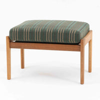 Hans J. Wegnerがデザインし、Getamaが製作したGE290オットマンの希少なサイドテーブル兼用タイプです。オーク材の美しい木目を活かしたフレームは、丸みを帯びたアーム状の意匠が印象的で、安定感のある堅牢な構造が魅力。クッションを外せばトレーテーブルとしても使用できる実用的な設計です。本品はGetama社の刻印が入る以前の古いタイプで、初期モデルならではの佇まいも価値を高めています。ラウンジチェアと合わせてはもちろん、単体でも存在感を放つ北欧ビンテージの逸品です。クッション内部にはビンテージ品ならではのスプリングが内包されています。