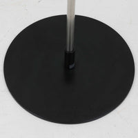 Michael Bang(マイケル・バン)によるデザインで、Le Klint(レ・クリント)から発表されたフロアランプModel 321です。高さ131cmのスチール製フレームは、無駄のない直線的なフォルムと精巧なディテールが際立ち、モダンな空間に調和します。特徴的なスライド機構によりランプの高さを調整でき、読書灯から間接照明まで幅広い用途に対応。ハンドクラフトによるプリーツシェードは柔らかい光を生み出し、北欧ビンテージならではの温もりと機能美を感じさせます。