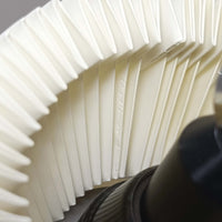 Michael Bang(マイケル・バン)によるデザインで、Le Klint(レ・クリント)から発表されたフロアランプModel 321です。高さ131cmのスチール製フレームは、無駄のない直線的なフォルムと精巧なディテールが際立ち、モダンな空間に調和します。特徴的なスライド機構によりランプの高さを調整でき、読書灯から間接照明まで幅広い用途に対応。ハンドクラフトによるプリーツシェードは柔らかい光を生み出し、北欧ビンテージならではの温もりと機能美を感じさせます。