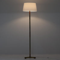 Jo HammerborgがFog & Morupのために手がけた「Monolit」は、真鍮のシャフトにチーク材のアクセントを加えたミニマルで洗練されたフロアランプです。高さ164cmの堂々たるプロポーションに、Y字型の真鍮ベースが独自の存在感を放ち、リネンシェードを通した柔らかな光が空間に落ち着きを与えます。素材のコントラストと構造美が際立つ一台は、北欧ビンテージ照明の中でも特に希少な逸品といえるでしょう。