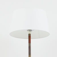 Jo HammerborgがFog & Morupのために手がけた「Monolit」は、真鍮のシャフトにチーク材のアクセントを加えたミニマルで洗練されたフロアランプです。高さ164cmの堂々たるプロポーションに、Y字型の真鍮ベースが独自の存在感を放ち、リネンシェードを通した柔らかな光が空間に落ち着きを与えます。素材のコントラストと構造美が際立つ一台は、北欧ビンテージ照明の中でも特に希少な逸品といえるでしょう。