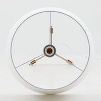 Jo HammerborgがFog & Morupのために手がけた「Monolit」は、真鍮のシャフトにチーク材のアクセントを加えたミニマルで洗練されたフロアランプです。高さ164cmの堂々たるプロポーションに、Y字型の真鍮ベースが独自の存在感を放ち、リネンシェードを通した柔らかな光が空間に落ち着きを与えます。素材のコントラストと構造美が際立つ一台は、北欧ビンテージ照明の中でも特に希少な逸品といえるでしょう。