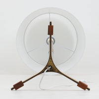 Jo HammerborgがFog & Morupのために手がけた「Monolit」は、真鍮のシャフトにチーク材のアクセントを加えたミニマルで洗練されたフロアランプです。高さ164cmの堂々たるプロポーションに、Y字型の真鍮ベースが独自の存在感を放ち、リネンシェードを通した柔らかな光が空間に落ち着きを与えます。素材のコントラストと構造美が際立つ一台は、北欧ビンテージ照明の中でも特に希少な逸品といえるでしょう。