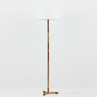 Jo HammerborgがFog & Morupのために手がけた「Monolit」は、真鍮のシャフトにチーク材のアクセントを加えたミニマルで洗練されたフロアランプです。高さ164cmの堂々たるプロポーションに、Y字型の真鍮ベースが独自の存在感を放ち、リネンシェードを通した柔らかな光が空間に落ち着きを与えます。素材のコントラストと構造美が際立つ一台は、北欧ビンテージ照明の中でも特に希少な逸品といえるでしょう。