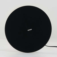 Flemming Agger(フレミング・アガー)がデザインし、Le Klint(レ・クリント)社より発表されたモデル368のフロアランプです。高さ145cmのスマートなフォルムに、ブラックスチールのアームと美しいプリーツシェードが組み合わされ、北欧モダンらしい端正な佇まいを見せます。プラスチックシート製のシェードは光を柔らかく透過し、リビングやベッドサイドに心地よい明かりをもたらします。シンプルながらも計算された構造は職人技が感じられ、ビンテージならではの希少性と存在感を併せ持つ逸品です。