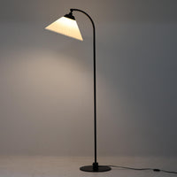 Flemming Agger(フレミング・アガー)がデザインし、Le Klint(レ・クリント)社より発表されたモデル368のフロアランプです。高さ145cmのスマートなフォルムに、ブラックスチールのアームと美しいプリーツシェードが組み合わされ、北欧モダンらしい端正な佇まいを見せます。プラスチックシート製のシェードは光を柔らかく透過し、リビングやベッドサイドに心地よい明かりをもたらします。シンプルながらも計算された構造は職人技が感じられ、ビンテージならではの希少性と存在感を併せ持つ逸品です。