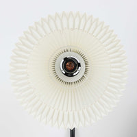 Flemming Agger(フレミング・アガー)がデザインし、Le Klint(レ・クリント)社より発表されたモデル368のフロアランプです。高さ145cmのスマートなフォルムに、ブラックスチールのアームと美しいプリーツシェードが組み合わされ、北欧モダンらしい端正な佇まいを見せます。プラスチックシート製のシェードは光を柔らかく透過し、リビングやベッドサイドに心地よい明かりをもたらします。シンプルながらも計算された構造は職人技が感じられ、ビンテージならではの希少性と存在感を併せ持つ逸品です。