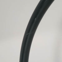 Flemming Agger(フレミング・アガー)がデザインし、Le Klint(レ・クリント)社より発表されたモデル368のフロアランプです。高さ145cmのスマートなフォルムに、ブラックスチールのアームと美しいプリーツシェードが組み合わされ、北欧モダンらしい端正な佇まいを見せます。プラスチックシート製のシェードは光を柔らかく透過し、リビングやベッドサイドに心地よい明かりをもたらします。シンプルながらも計算された構造は職人技が感じられ、ビンテージならではの希少性と存在感を併せ持つ逸品です。