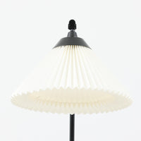 Flemming Agger(フレミング・アガー)がデザインし、Le Klint(レ・クリント)社より発表されたモデル368のフロアランプです。高さ145cmのスマートなフォルムに、ブラックスチールのアームと美しいプリーツシェードが組み合わされ、北欧モダンらしい端正な佇まいを見せます。プラスチックシート製のシェードは光を柔らかく透過し、リビングやベッドサイドに心地よい明かりをもたらします。シンプルながらも計算された構造は職人技が感じられ、ビンテージならではの希少性と存在感を併せ持つ逸品です。