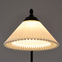 Flemming Agger(フレミング・アガー)がデザインし、Le Klint(レ・クリント)社より発表されたモデル368のフロアランプです。高さ145cmのスマートなフォルムに、ブラックスチールのアームと美しいプリーツシェードが組み合わされ、北欧モダンらしい端正な佇まいを見せます。プラスチックシート製のシェードは光を柔らかく透過し、リビングやベッドサイドに心地よい明かりをもたらします。シンプルながらも計算された構造は職人技が感じられ、ビンテージならではの希少性と存在感を併せ持つ逸品です。