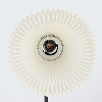 Flemming Agger(フレミング・アガー)がデザインし、Le Klint(レ・クリント)社より発表されたモデル368のフロアランプです。高さ145cmのスマートなフォルムに、ブラックスチールのアームと美しいプリーツシェードが組み合わされ、北欧モダンらしい端正な佇まいを見せます。プラスチックシート製のシェードは光を柔らかく透過し、リビングやベッドサイドに心地よい明かりをもたらします。シンプルながらも計算された構造は職人技が感じられ、ビンテージならではの希少性と存在感を併せ持つ逸品です。