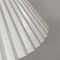 Flemming Agger(フレミング・アガー)がデザインし、Le Klint(レ・クリント)社より発表されたモデル368のフロアランプです。高さ145cmのスマートなフォルムに、ブラックスチールのアームと美しいプリーツシェードが組み合わされ、北欧モダンらしい端正な佇まいを見せます。プラスチックシート製のシェードは光を柔らかく透過し、リビングやベッドサイドに心地よい明かりをもたらします。シンプルながらも計算された構造は職人技が感じられ、ビンテージならではの希少性と存在感を併せ持つ逸品です。