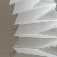 Flemming Agger(フレミング・アガー)がデザインし、Le Klint(レ・クリント)社より発表されたモデル368のフロアランプです。高さ145cmのスマートなフォルムに、ブラックスチールのアームと美しいプリーツシェードが組み合わされ、北欧モダンらしい端正な佇まいを見せます。プラスチックシート製のシェードは光を柔らかく透過し、リビングやベッドサイドに心地よい明かりをもたらします。シンプルながらも計算された構造は職人技が感じられ、ビンテージならではの希少性と存在感を併せ持つ逸品です。